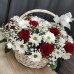 Корзина с белыми ромашковыми хризантемами, красными розами и гипсофилой 101
