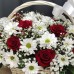 Корзина с белыми ромашковыми хризантемами, красными розами и гипсофилой 101