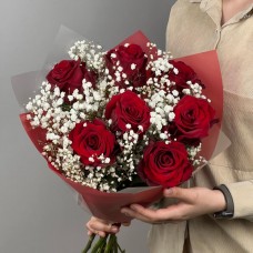 Букет из красных роз с белой гипсофилой 109